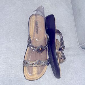 Minnetonka tan brown leather sandals w/ silver toned hardware